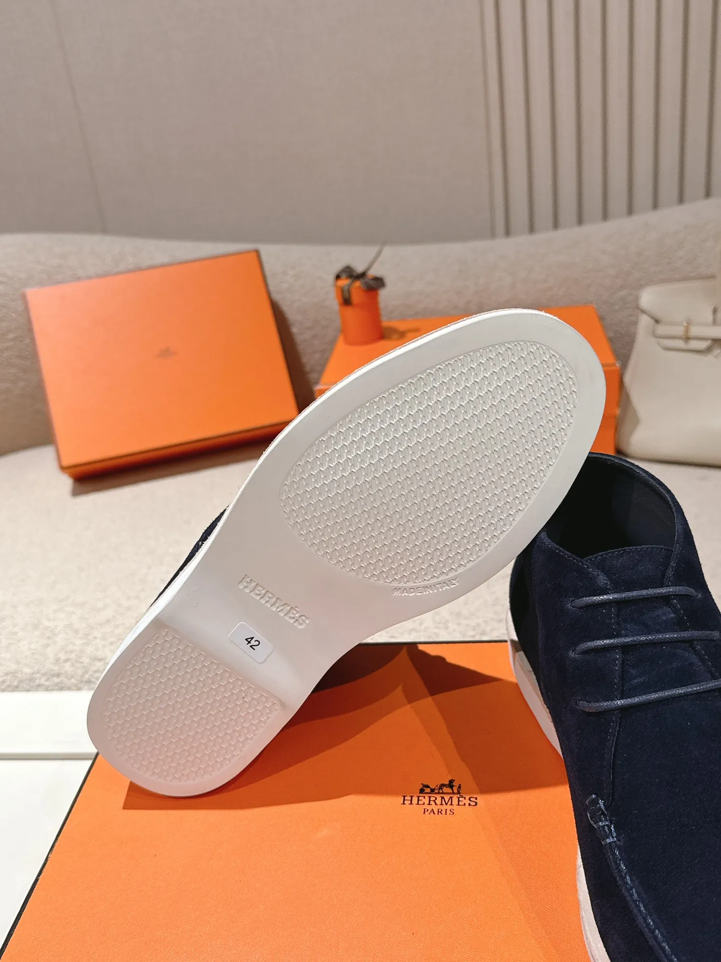 Men's Men's Shoes 660💰 Hermes men's size #26ss calfskin derby shoes, decorated with signature "H Diamant" details for a stylish and casual style. Fabric: Cow suede Lining: Mixed sheep lining Outsole: Genuine leather welt + original TPU Bottom thickness: 3CM Code number: 39-45 (customized at 46.47)